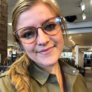 Meet your Posher, Chloe